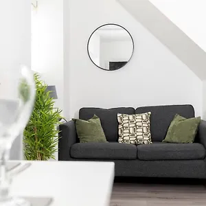 Apartment Amazing House With Location Tv Downstairs And In Bedroom Super Fast Wifi And Crisp White Linen Hosted By Our Short, Darlington (Durham)